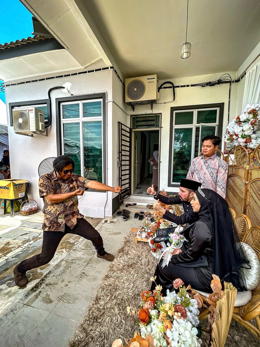 Alhamdulillah. Selesai sudah persembahan silat tomoi di depan pasangan raja sehari. Agak lumayan juga bayaran yang saya terima untuk persembahan beberapa saat saya tadi. Abaikan lelaki yang usha panas tu. Terima kasih dan selamat pengantin baru kepada <a href="/kebi___/">KB ⚡️Kebi Apothecary</a> dan <a href="/QYSBADZLAN/">Qys 🤍 PerfPop ParfuMini</a> .
