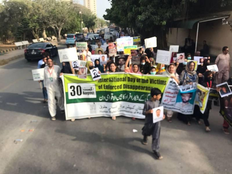AreeshaBhattt's tweet photo. In Pakistan, journalists don’t resign—they disappear. Newspapers don’t fold—they’re forced. TV anchors don’t go silent—they’re abducted. Media freedom is buried under military boots. #DisappearancesInPakistan https://t.co/gyOXwVm57o