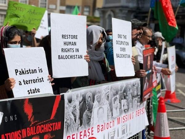 AreeshaBhattt's tweet photo. Pakistan’s generals live in luxury, while mothers of the disappeared live in tents outside press clubs. Two worlds, one country, endless injustice. #DisappearancesInPakistan https://t.co/ob8qzcgpbe
