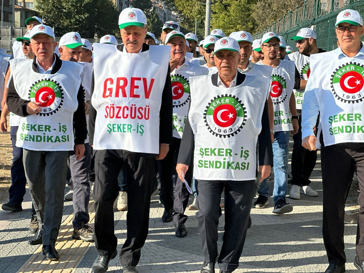 e3rdaL's tweet photo. #Kutahyasekeriscisidireniyor 
Şeker-İş Sendikası olarak, üyelerimizin alın teri ve iradesiyle 30 Ağustos 2025 tarihinde başlattığımız Kütahya Şeker grevi, emeğin onuru ve hak mücadelesinin en güçlü ifadesi olmuştur

✊ Unutmayalım: Direnen işçi kazanır, emek mutlaka kazanacaktır https://t.co/qn3QxIYJwr