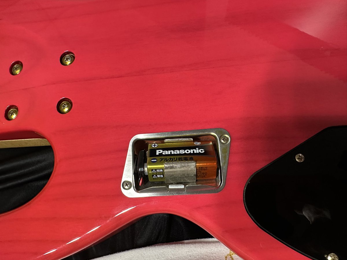 ベースの電池変えました!
まだ電池残量は残ってるけど練習中、本番中に電池切れにならないためにいつも早めに交換します😊