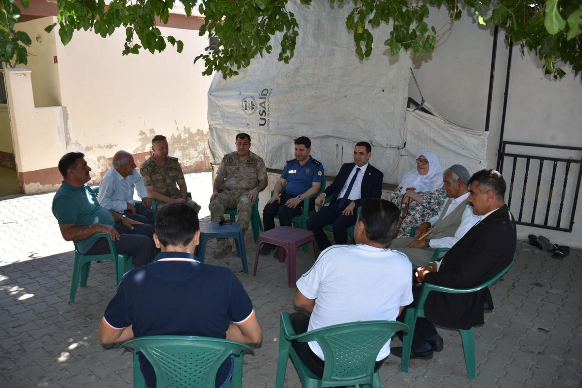 30 Ağustos Zafer Bayramı Kutlama programı sonrası Kaymakamımız Sayın Mevlana KÜRKCÜ,2018 yılında Şehit olan Güvenlik Korucumuz Emrah TEZGEL’i Kuyular Mahallesinde bulunan kabri başında  ziyaret  ederek şehidimiz için dua ettiler.Daha sonra Şehidimizin  Kuyular Mahalesindeki baba