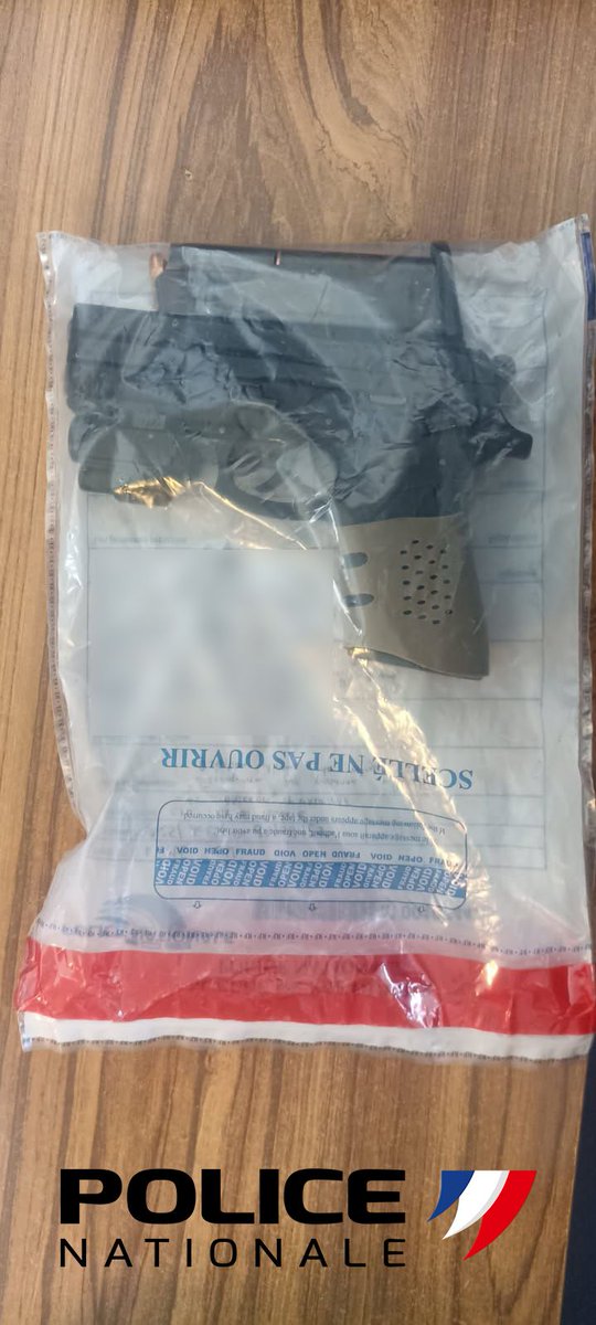 Hier, un homme soupçonné d'escroquerie au préjudice d'une personne vulnérable a été interpellé par 👮 #AixEnProvence. Il avait récupéré sa carte bancaire après avoir obtenu son code par ☎️
➡️ +10 000 € de préjudice + 1 arme saisie
➡️ Déféré ⚖️
❌ Ne communiquez jamais vos codes