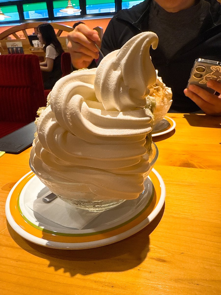 コメダ珈琲がみんな大きいのは知ってるけどさぁ…まさかソフトクリームがそんな風に積まれるなんて思ってないじゃん？！？！
トッピングした私が悪かったよ！でも少しソフトも食べたかったんだよ！