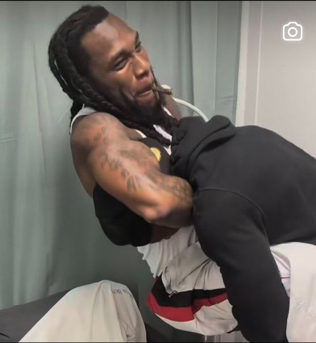 Hold them o!

Dem dey like disguise. 😂