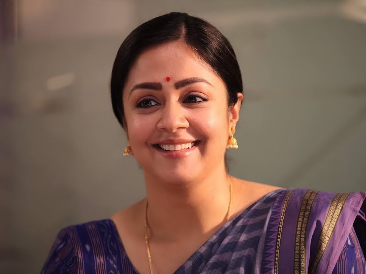 Dileepfeeds's tweet photo. “#AjayDevgn And #Mammootty Sir Shared Posters With My Face, But When I Worked In South, They Wouldn’t Even Put The Heroine’s Face On Posters."🥱
                                                   
  ~ #Jyothika https://t.co/xZpmL8lvXi
