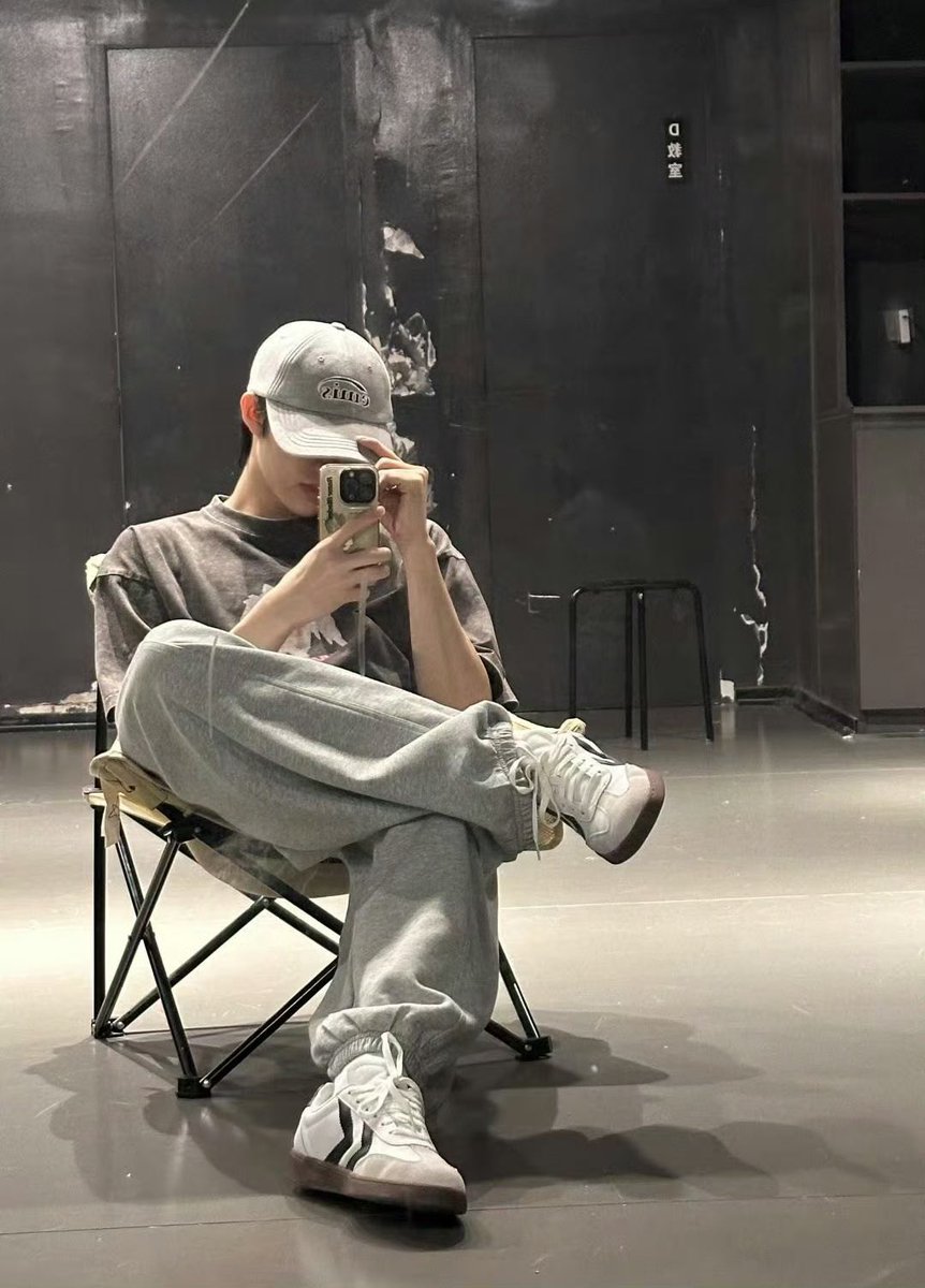 xiaofudiez's tweet photo. 劉老師 booked and busy lately, august being business trips to hangzhou and chongqing, then back to beijing, couldn’t do a qixi live bc he hadn’t gotten off work yet by midnight, his schedule for the upcoming month is completely filled up, not a single day off in september https://t.co/ICRC7w5Qpu