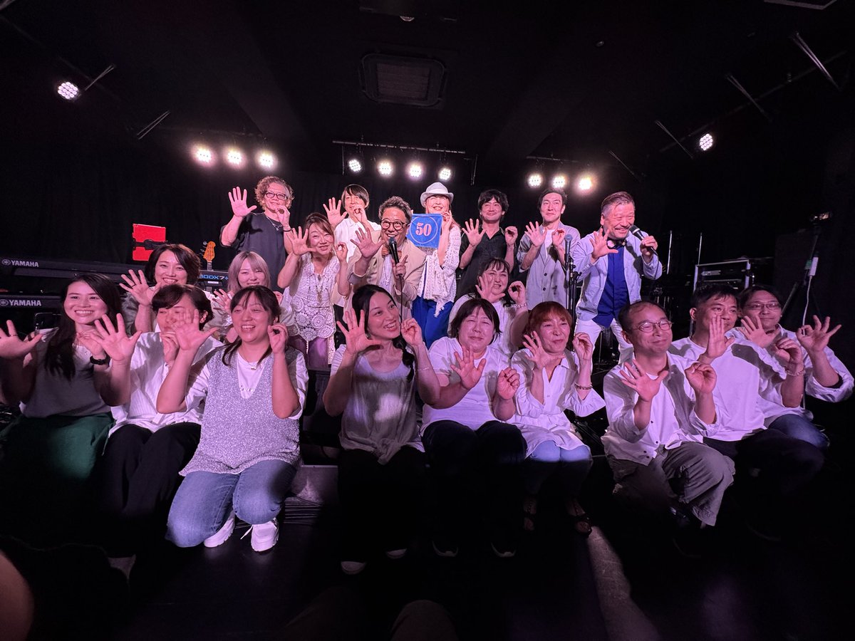 donna415chi's tweet photo. お誕生日当日
iriちゃんのバースデーライブ✨
iriちゃん歌上手いし、声エエしトーク面白いし😆
素敵な仲間のしゃかりき＆よっちゃんとのステージ
めちゃくちゃ楽しかった♪
心に染みる新曲『My Life』
クワイヤーメンバーのコーラスも素敵やったな！

＃iri50
＃バースデーライブ https://t.co/GC0LVOZY6K