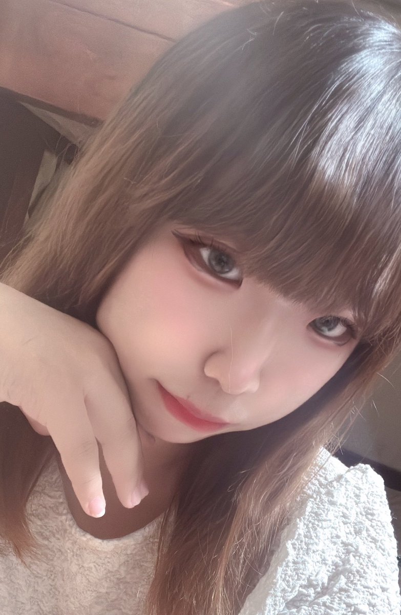明日めーっちゃ楽しみな用事があるのでるんるんでメイク練習をしました💄
だいぶいつもと雰囲気違う切れ長風メイクしてみましたどうですか？(՞ ⸝⸝⸝⸝՞)
めろい女になれてますか？🫵🏻