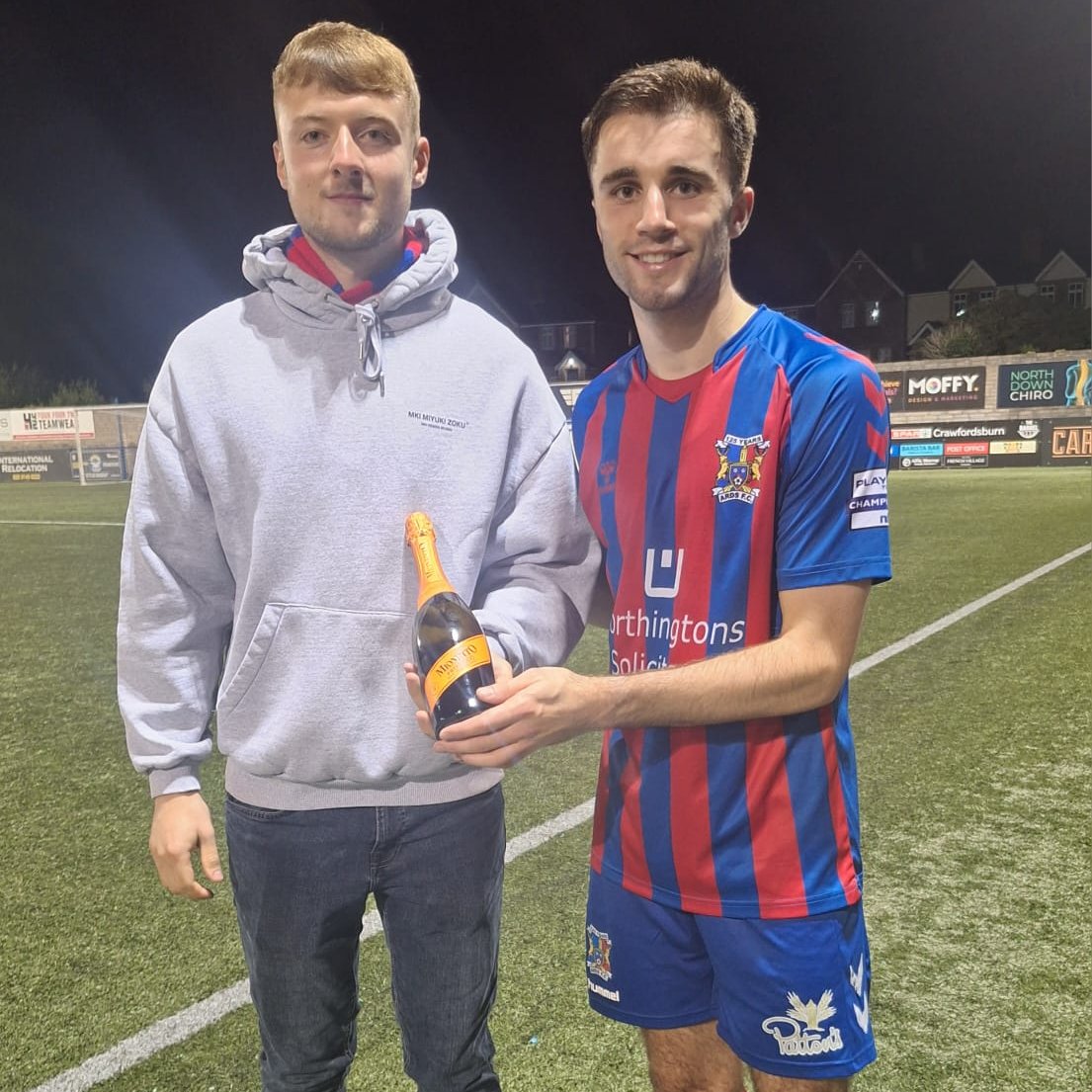🍾 𝗠𝗔𝗡 𝗢𝗙 𝗧𝗛𝗘 𝗠𝗔𝗧𝗖𝗛
Congratulations to Jamie Browne who was voted last nights Man Of The Match 👏

Jamie was presented with his award by the games Ball Sponsor Ryan Hughes on behalf of today’s match sponsor Peter Rogers Estate Agents

#RABA 🔴🔵 #Ards125
