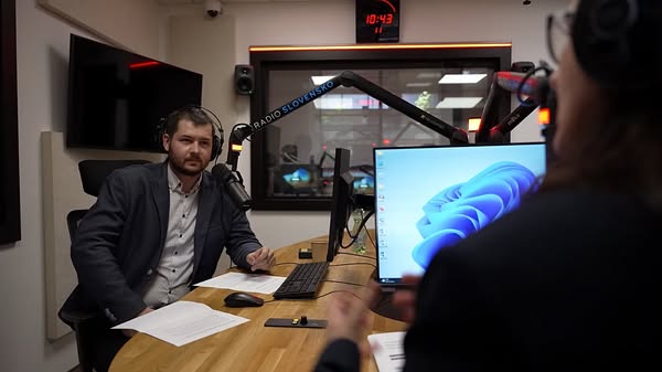 ŠÉFKA STVR ZRUŠILA ROZHLASOVÚ RUBRIKU UPOZORŇUJÚCU NA HOAXY A DEZINFO⚠️🤷‍♂️
Zdieľajte, nech táto správa neprejde pod radarom. Martina Flašíková zrušila rozhlasovú rubriku Overovňa, na ktorej som pracoval od septembra '23. 1/x