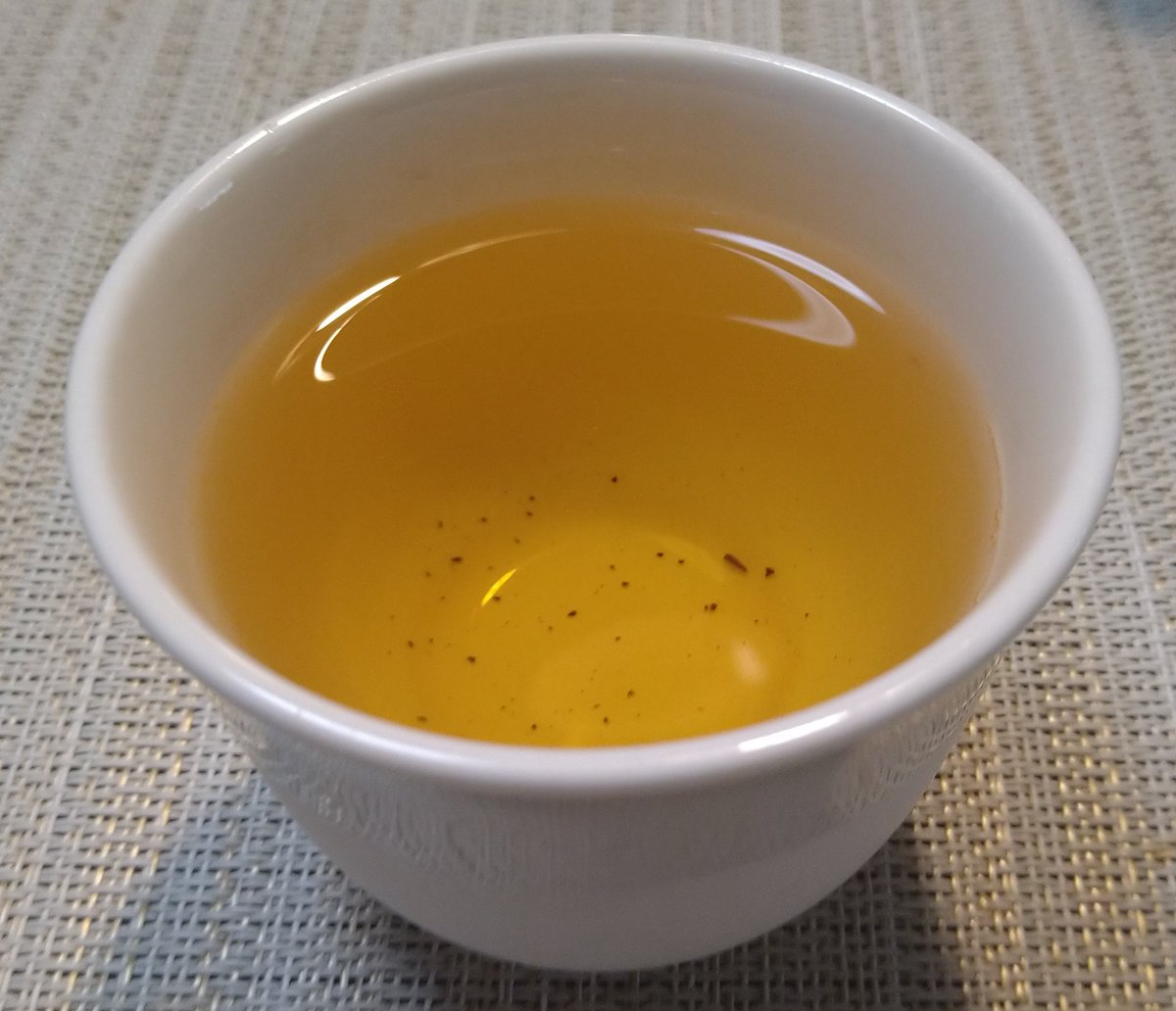 台湾の烏龍茶、凍頂烏龍茶軽焙煎。
5g400ml、10時間冷蔵水出し。水出しにすると香ばしさを強く感じるが、余韻もしっかりしていて美味しい