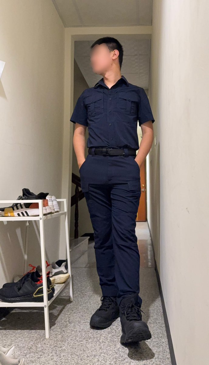 今日穿著
房東：換工作了嗎？
👮🏽‍♂️：當不起啦😂
含笑帶過_
