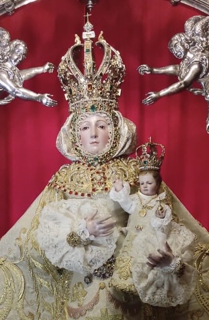 Las camareras de la Virgen ya han vestido con mimo la imagen de nuestra Madre, la Virgen de la Caridad para celebrar el día grande de Illescas el 31 agosto.Un día para dar gracias a Dios y pedir su protección de la mano de María. Bajo tu amparo nos acogemos, Santa Madre De Dios.