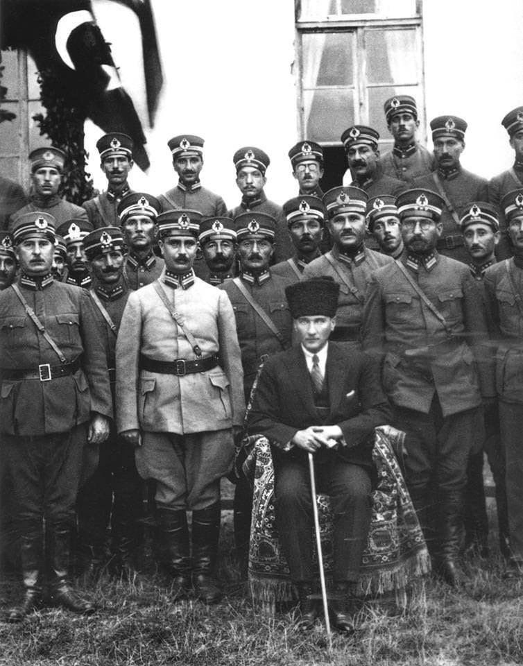 ''Umutsuz durumlar yoktur. Umutsuz insanlar vardır.
Ben hiçbir zaman umudumu yitirmedim'' 

30 Ağustos Zafer Bayramımız kutlu olsun. 🇹🇷