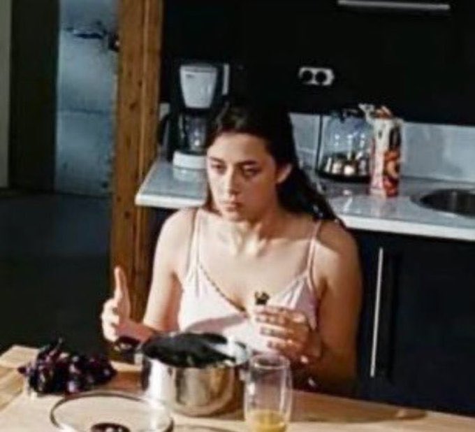 Yemek yemek icin ilac icerken/ ilac icmek icin yemek yerken; #Aliens