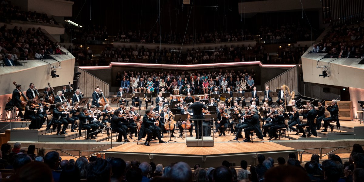 💛🎶 Welcome to the new season! digitalconcerthall.com/concert/56313?… Last night, chief conductor Kirill Petrenko and the Berliner Philharmoniker opened the 2025/26 season with works by Schumann, Brahms, and Zimmermann (with principal oboe Albrecht Mayer as soloist). Join us for the repeat