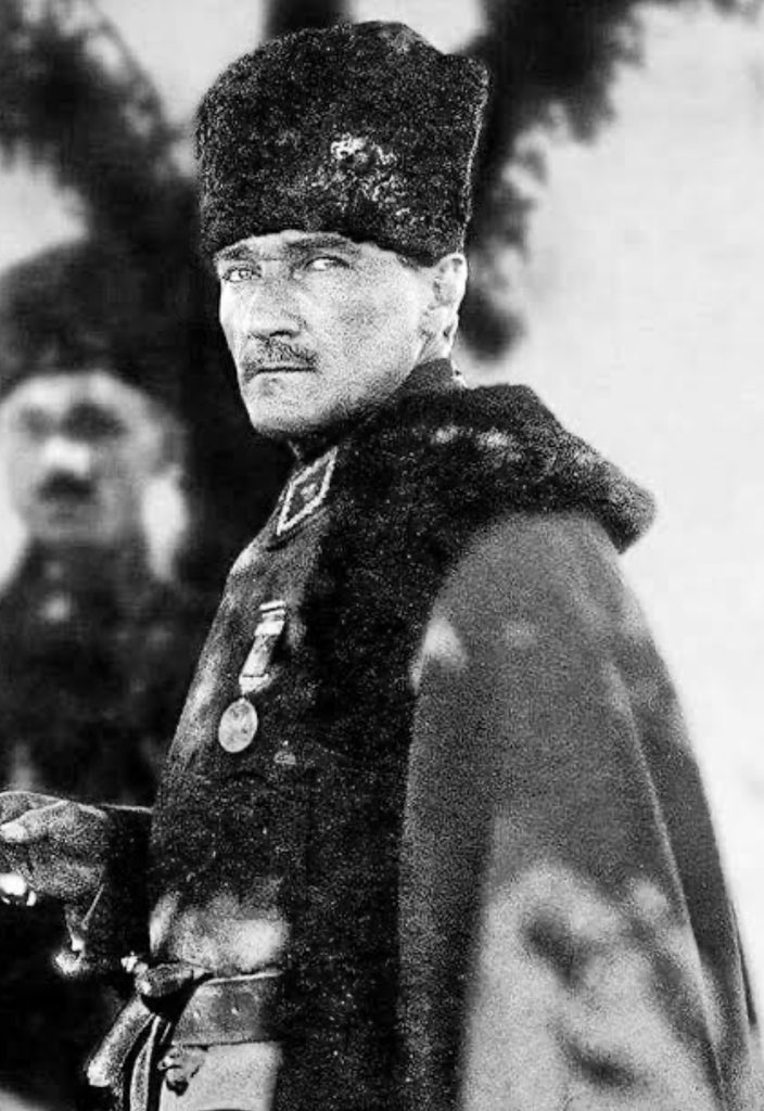 Türk Milletinin ebedi Başkomutanı Ulu Önderimiz Mustafa Kemal Atatürk liderliğinde kazanılan Milli Mücadele, kapanmamak üzere muhteşem  yeni bir dönem açtı!

Genç Türk ordusu,  Dumlupınar’da destan yazdı. Bugün Anıtkabir’e kendiliğinden koşan milyonlar o devrimci ruhun  artarak