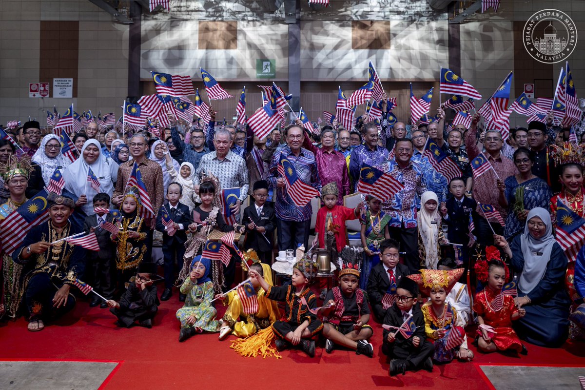 anwaribrahim's tweet image. Perpaduan, kebersamaan, saling menghormati dan teguh membina warisan negara antara yang saya tekankan sewaktu menyampaikan Amanat Hari Kebangsaan hari ini.

Di hadapan pelbagai lapisan masyarakat selain ditonton secara langsung menerusi semua saluran media tempatan., saya…