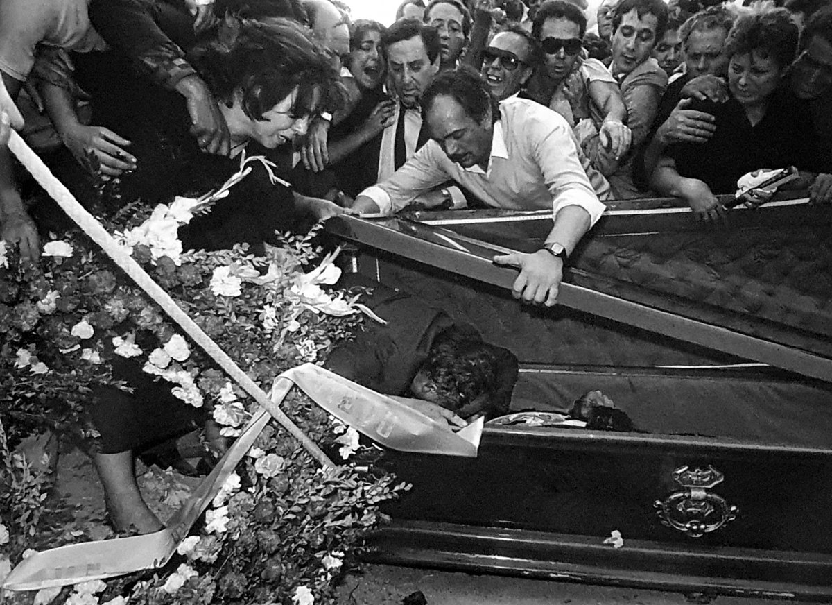 "El ruedo se había llenado de hombres llorando" hace hoy 40 años. Las imágenes de LV sobrecogen. <a href="/guillermo_s_p/">Guillermo</a> me contó q en un bar de carretera se quedó mirando un cartel de Yiyo hace años y un hombre mayor se acercó y lo recordaron juntos. Cuando se iba le dijo q era su padre.