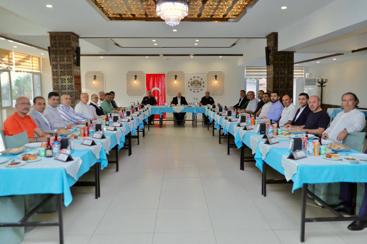 Aksaray Valimiz Sayın Mehmet Ali Kumbuzoğlu Başkanlığında STK Başkanlarıyla bir araya gelerek, şehrimizdeki yatırım, üretim, istihdam, ihracaat faaliyetleri, ulaşım ve altyapı hizmetleri hakkında istişarelerde bulunduk.
