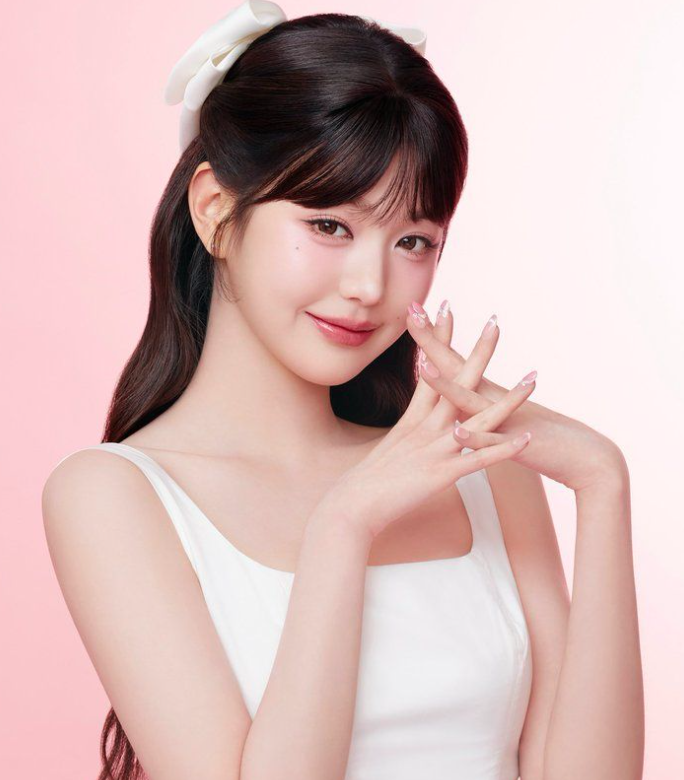 AboutMusicYT's tweet photo. JYP talking about Wonyoung, saying she is a "true celebrity":

"Everything, from the moment we met, filmed a challenge, to the moment we said bye - it was all 'idol'. I can see that she likes and enjoys this life and is living that life properly." https://t.co/JIbgAktxbM