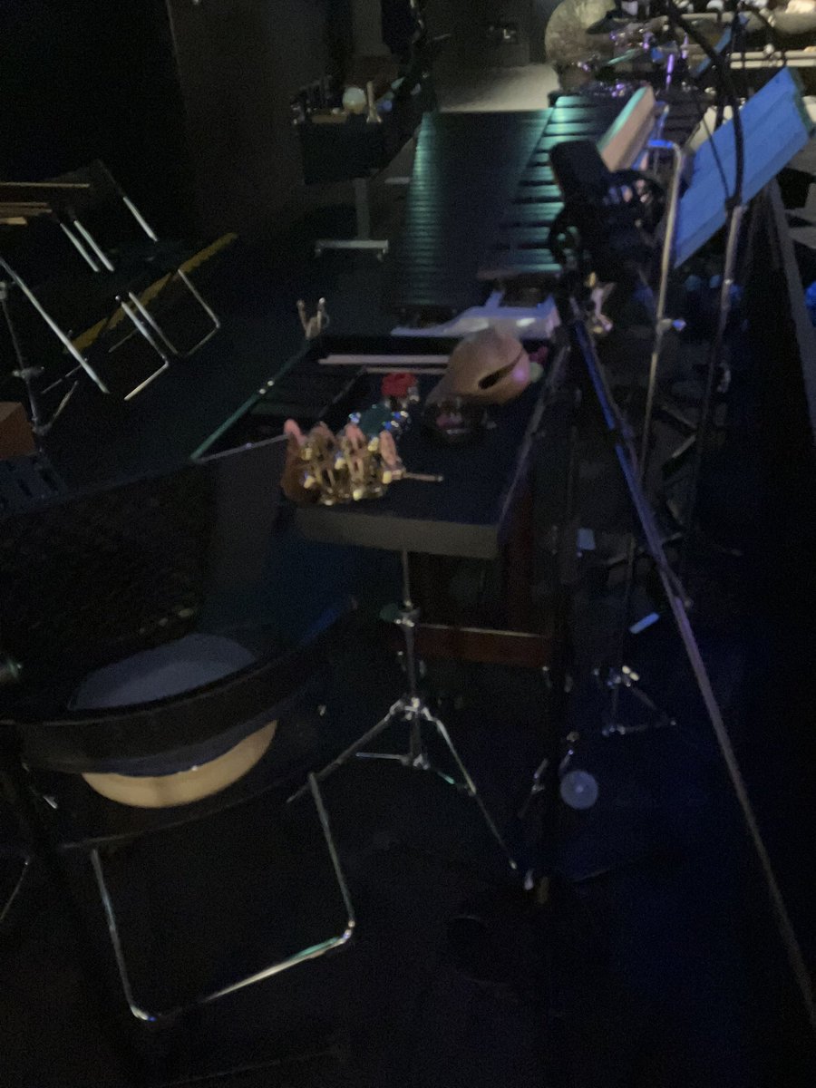 『群読音楽劇 銀河鉄道の夜2025』
二人の物語のイメージが強いけれどこれは教室だ、教室が丸ごと旅をしている印象を受けました。思えばこの夜は何度も何度も繰り返され私たちの中にあるのだと思う。みんな、それぞれのチケットを持っているんだ。

写真撮っていいよで音楽ブースを撮る。