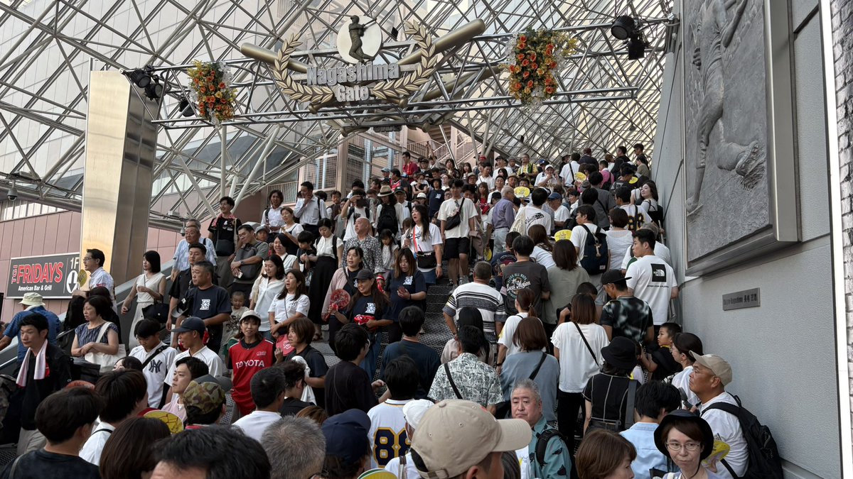 東京ドーム、都市対抗野球、相変わらずすごい人！
まあ、ほぼ満席が毎回入れ替わるんだから、当たり前と言えば当たり前なのだが。。