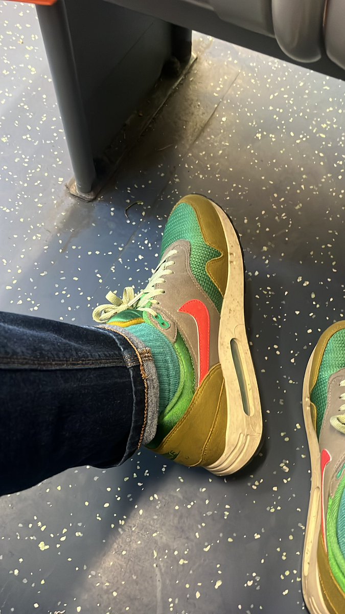 🚂 🍺 🦢 #swans