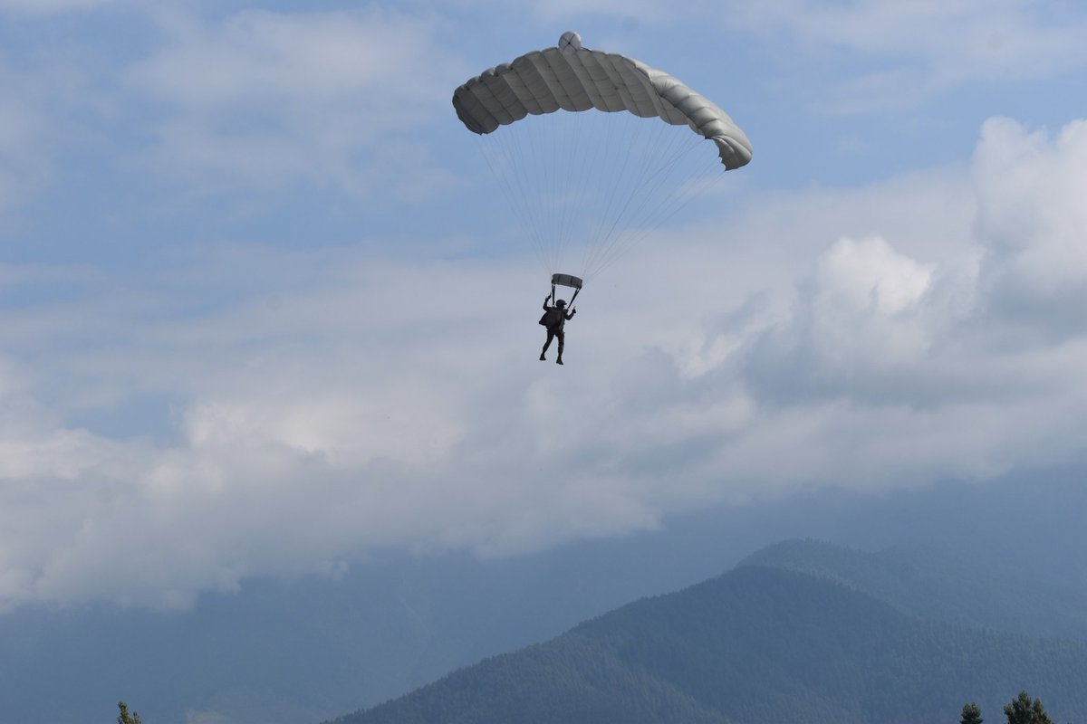 NorthernComd_IA's tweet image. स्पेशल फोर्सेज़ के जवानों ने #NorthernCommand के दुर्गम पहाड़ी इलाकों में आर्मी एविएशन स्क्वाड्रन के साथ कॉम्बैट फ्री फॉल जंप करते हुए अद्वितीय साहस, असाधारण कौशल और संचालनात्मक उत्कृष्टता का प्रदर्शन किया।

Special Forces troops showcased exceptional grit, unmatched skill &amp;amp;…