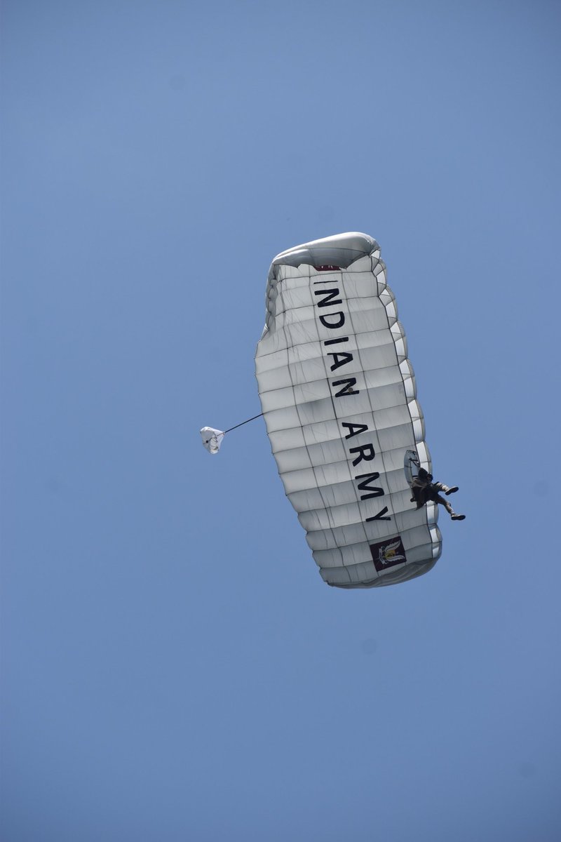 NorthernComd_IA's tweet image. स्पेशल फोर्सेज़ के जवानों ने #NorthernCommand के दुर्गम पहाड़ी इलाकों में आर्मी एविएशन स्क्वाड्रन के साथ कॉम्बैट फ्री फॉल जंप करते हुए अद्वितीय साहस, असाधारण कौशल और संचालनात्मक उत्कृष्टता का प्रदर्शन किया।

Special Forces troops showcased exceptional grit, unmatched skill &amp;amp;…