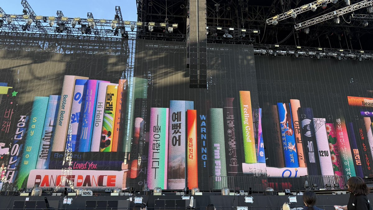 omg they showed day6’s discography in like books in a shelf on the led screen 😭 i cri