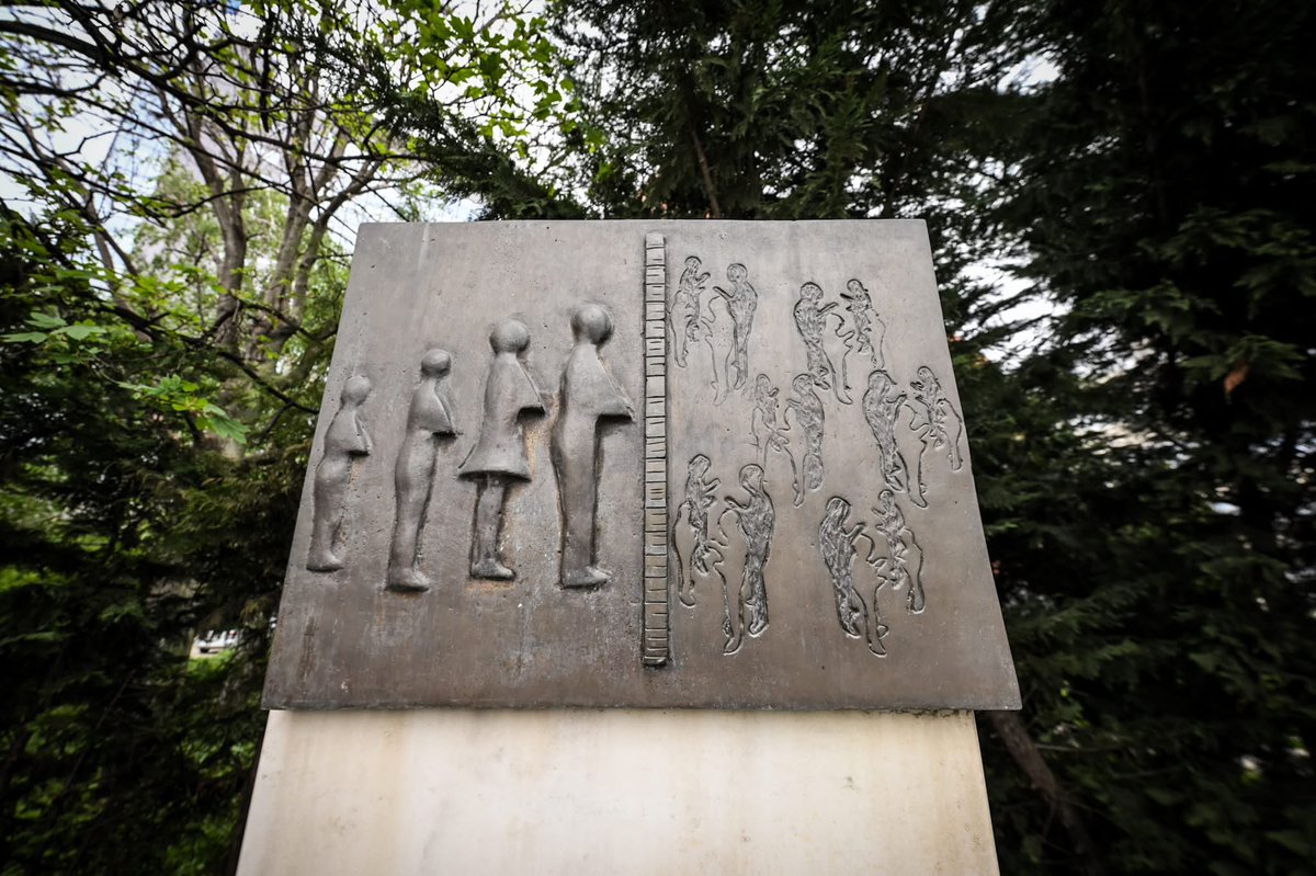 On the International Day of the Victims of Enforced Disappearances, we remember the 1584 people still missing in #Kosova due to the Serbian genocidal regime.  

We stand with the grieving families. Justice must prevail, and Serbia must stop shielding the perpetrators.