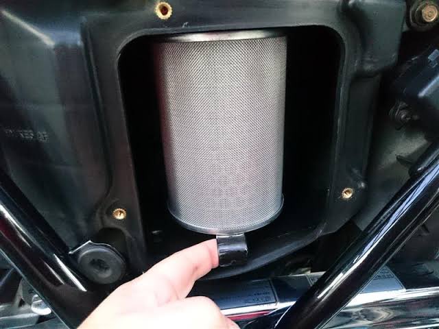 urushi675's tweet photo. クラブマンのエアクリボックスがエレメントを固定する板バネのチカラで自然に変形する持病、金属板とかで補強して対策してる人が結構いるけど、そんなメンドイことしなくても板バネを横向きに入れれば全て解決するということに気付いた。

恐らく全世界GBユーザーでまだ俺しか気付いてないだろコレ https://t.co/SnGefcq3eo