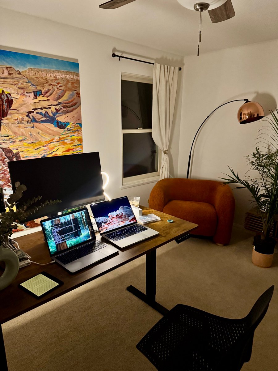 Ура, пришёл новый макбук для бизнеса :)

14 inch M4 Pro, 48GB RAM, 14 cores (10 полных и 4 энергосберегающих), Nano Texture

До этого всё делал на личном 13 inch M1 16GB, 8 cores (4 полных и 4 энергосберегающих), прошка мак один из первых — купил через две недели после анонса M1