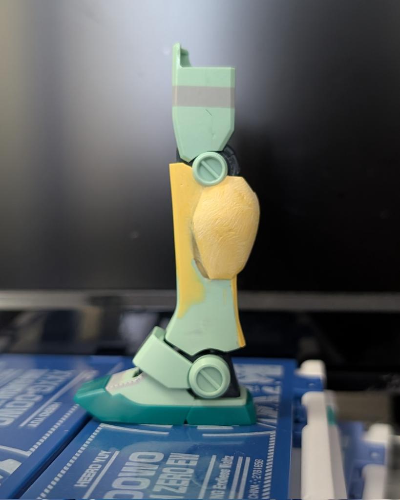 一晩かけて作った脚
スクラッチしたほうが早かった
足首の位置が設定画のようにカカトの上になるように調整(アンクルアーマーも後へ移動)