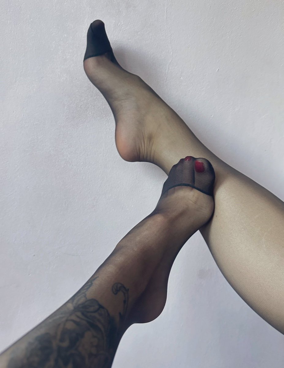 Witam sługusy, czas Mnie należycie powitać i podać kawkę blikiem.😌 

Podziękuj za tak cudowny widok z rana, który daję ci możliwość podziwiać.🫦 Motywacja do spełniania Moich dzisiejszych zachcianek, a jest ich trochę, dla ciebie jest idealna.😈 Wiec zgłoś się grzecznie i