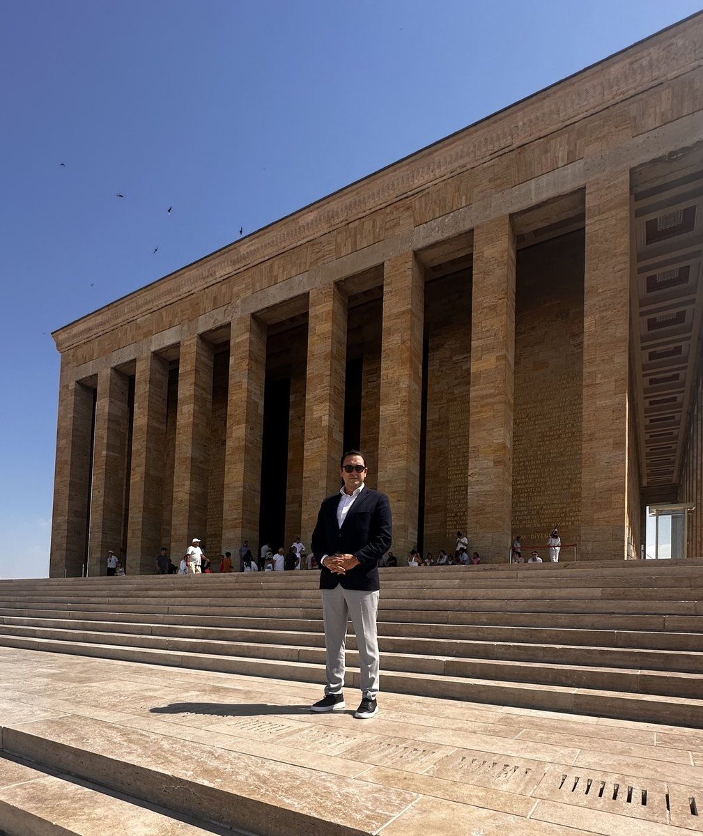 Ölümü ile ölümü öldürenler vardır…
Sen öldü sanırsın…
Oysa o, son nefesinden 87 yıl sonra bile anılırken, kara bulutları dağıtır…
Umudun dimdik ayakta olduğunu hatırlatır…

Küçücük çocukları görürsün annesi ile el ele, babasının omzunda…
Bastonla zor yürüyenleri görürsün