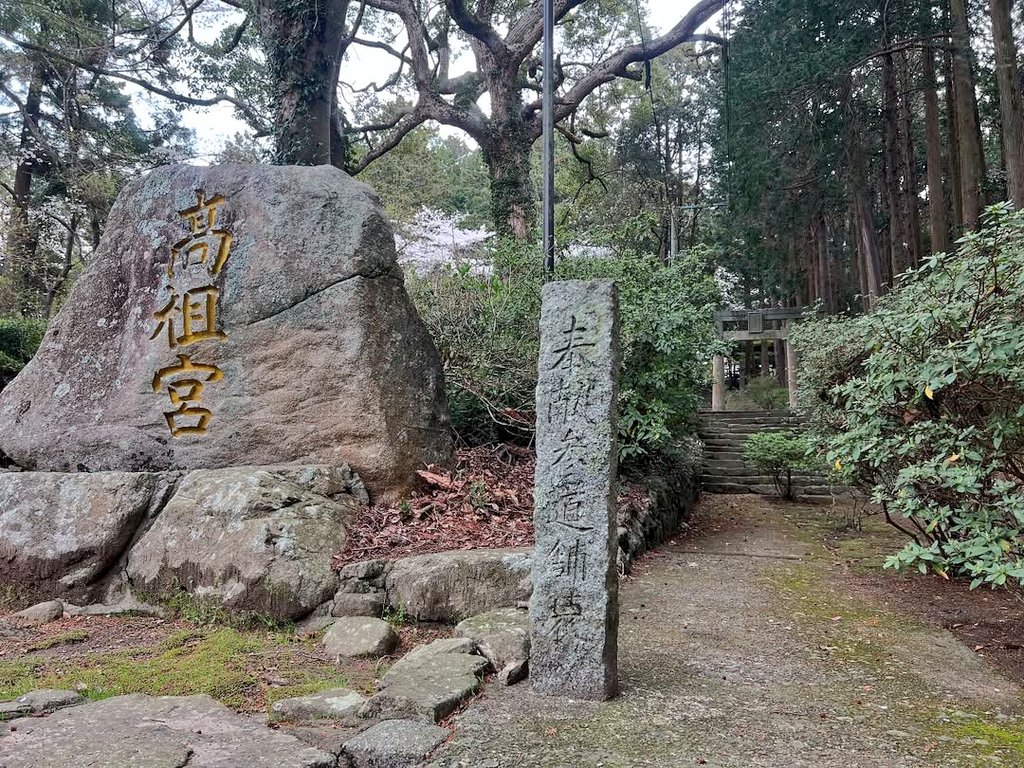Local_kyushu's tweet photo. Takasu Shrine⛩️

This historic shrine dates back to the Heian period, and the present main shrine was built in 1541⛩️
The pillars and beams of the main hall remain as they were at that time, and the roof, with its precious cypress bark roofing, is extremely rare.  
#itoshima https://t.co/Vd1ey1rj90