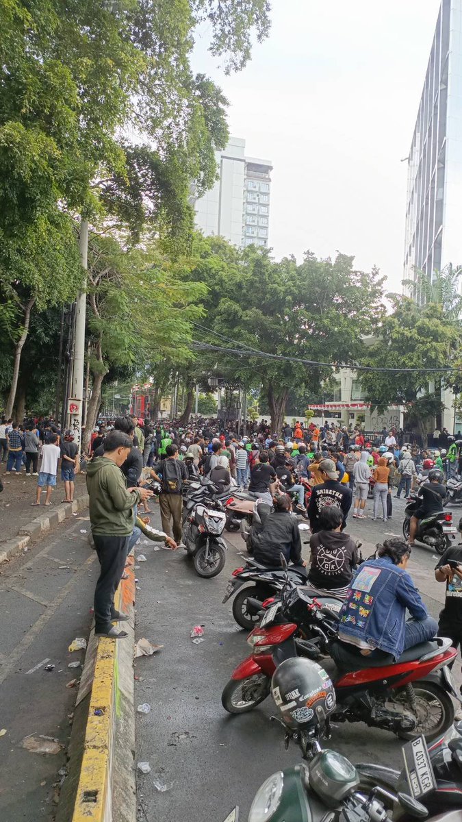 barengwarga's tweet photo. Kwitang sore ini. Yang mau ke sana hati-hati dan inget: tentara bukan teman kita. https://t.co/sfSHZDZYOx
