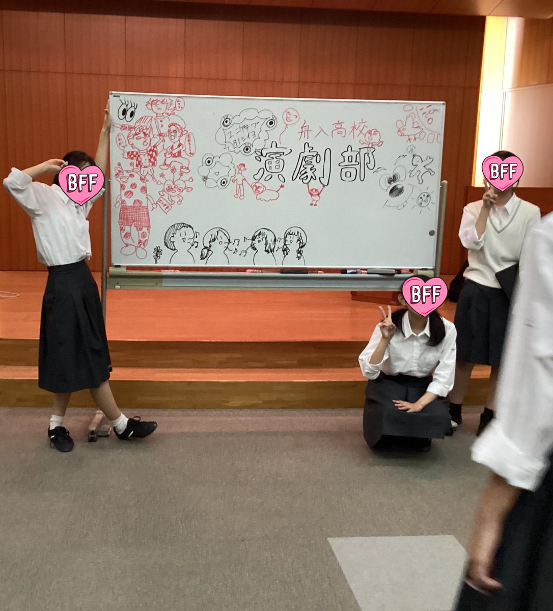 お疲れ様でした✨️ふなえんです🚢
本日はオープンスクール、たくさんの方にご来校いただきありがとうございました！演劇部にも来ていただけたでしょうか？こちらは先日の準備の様子です！個性的な部です😆入学の際にはぜひ遊びに来てくださいね！