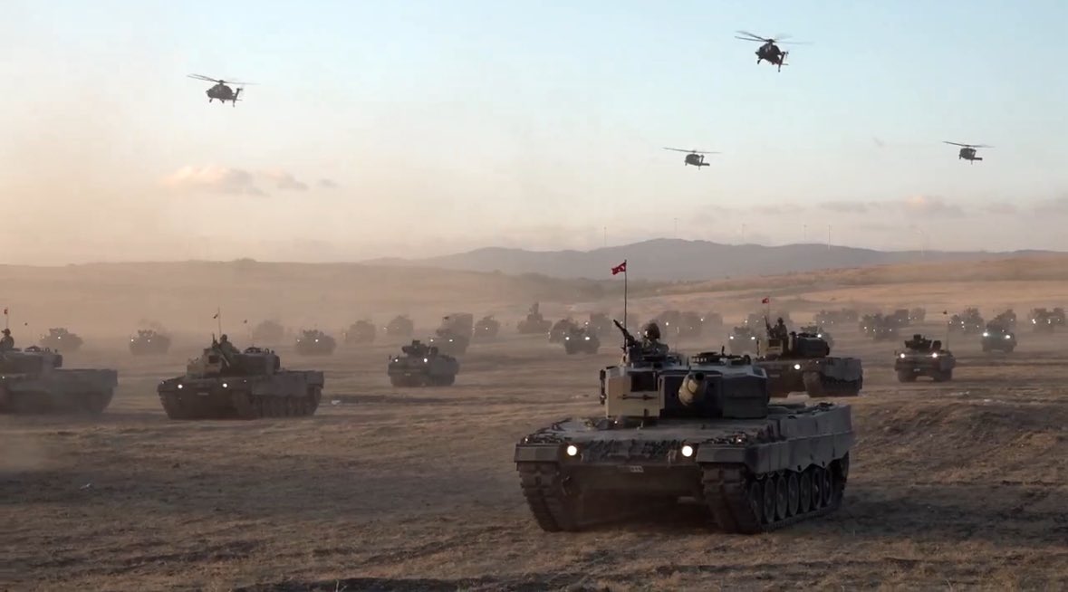 TurkinformMedya's tweet photo. 🟡#ROKETSAN tarafından T1 ilave zırh paketiyle donatılan #Leopard2A4 tankları, Türk Silahlı Kuvvetleri’ne teslim edildi. https://t.co/LXStbv20Uh