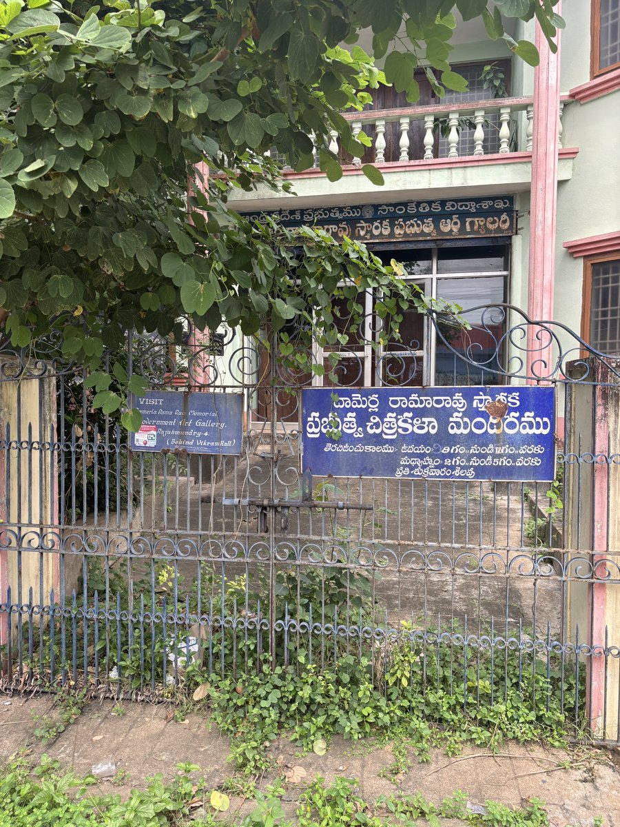 ఐరోపా తన కళలను కోట్ల రూపాయలకు వెలకట్టి ప్రదర్శనలకు పెడుతుంటే మనం మాత్రం చిరిగినా, విరిగినా, శిథిలమైనా కూడా పట్టించుకోవడం. ప్రభుత్వ చిత్రకళా మందిరానికి ఈ స్థితి కలగడం నిజంగా బాధాకరం! మీరు తలచుకుంటే చక్కదిద్దలేనిది కాదు మాన్యశ్రీ <a href="/ncbn/">N Chandrababu Naidu</a> <a href="/naralokesh/">Lokesh Nara</a> <a href="/PawanKalyan/">Pawan Kalyan</a>