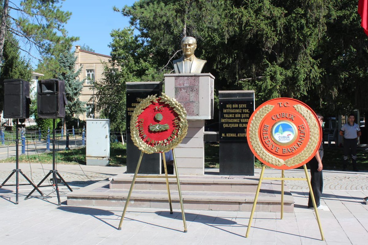 30 AĞUSTOS ZAFER BAYRAMI ÇELENK SUNMA TÖRENİ YAPILDI

30 Ağustos Zafer Bayramı’nın 103. yıl dönümü Çelenk Sunma Töreni, 30 Ağustos Cumartesi günü İlçemiz Atatürk Parkında, Yıldırım Beyazıt Anadolu Lisesi Beden Eğitimi Öğretmeni Levent ALEMSİOĞLU’nun sunumu ile gerçekleştirildi.