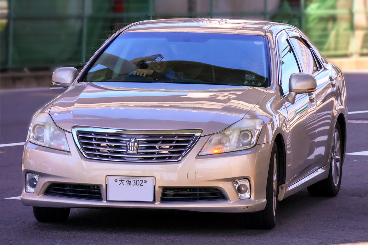大阪府警高速道路交通警察隊 近畿吹田分駐隊

数を減らす200反転の中でもレアな金覆面
大阪の個体は連絡等での稼働のみ
まだ元気でいてくださいよ！