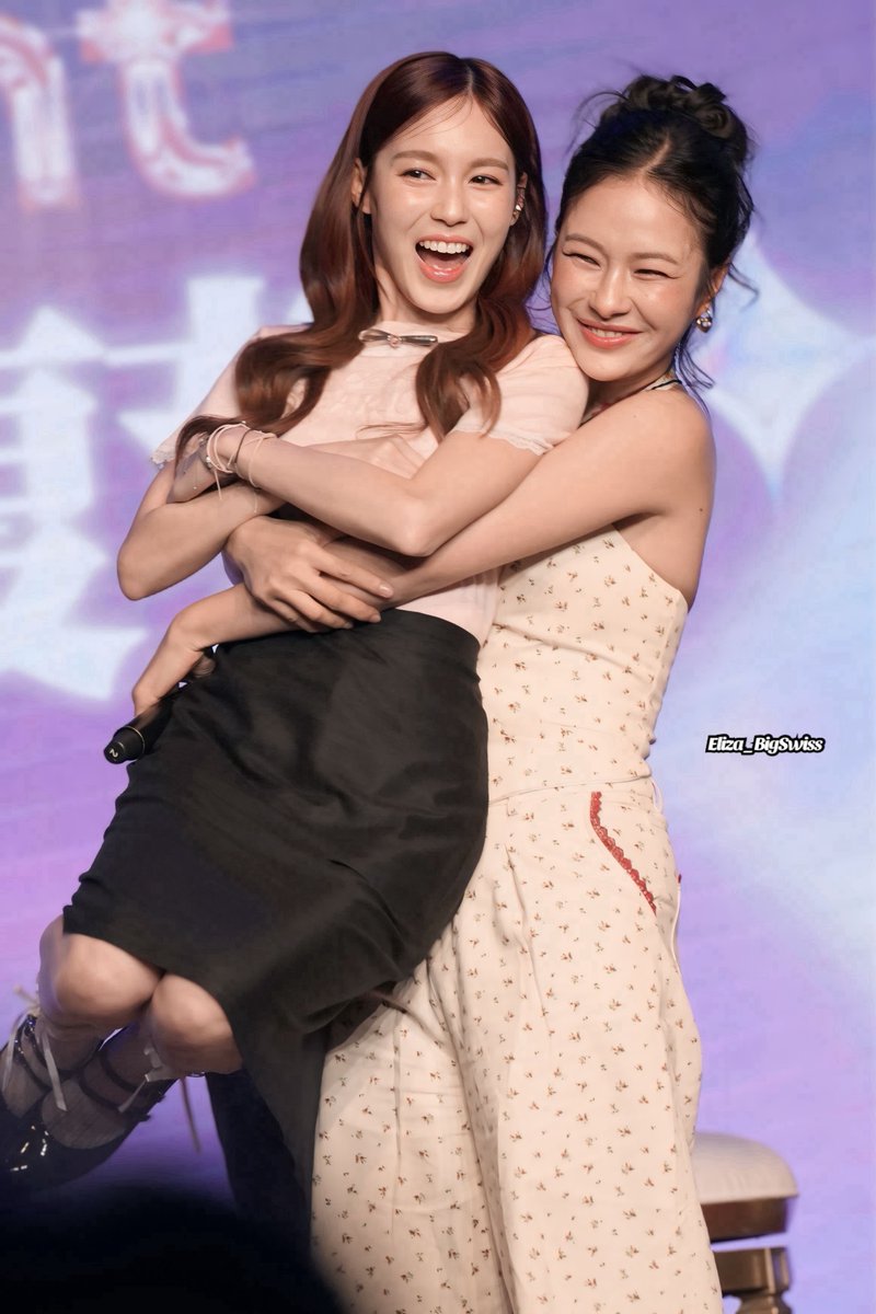 This hug is just so iconic 

ML QIXI FM IN MACAU

#MilkLoveFMinMacau