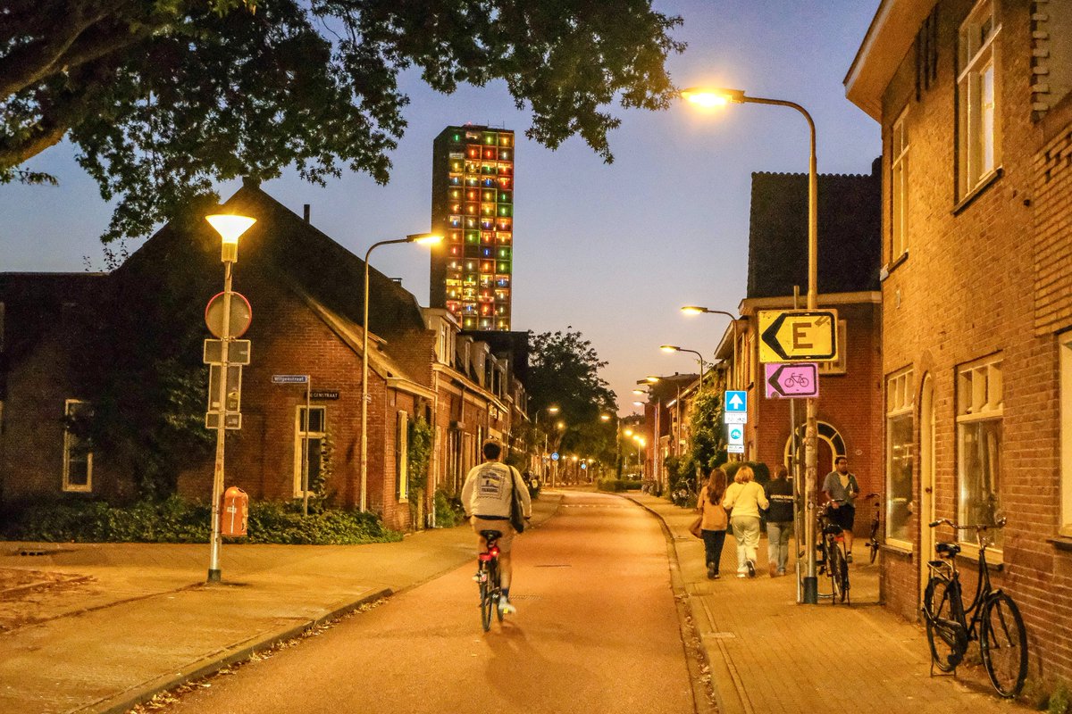 modacitylife's tweet image. Pedal through any Dutch city, and it feels like it’s always been filled with red cycle paths. But the fact is none of this cycling infrastructure existed before 1975, when a trial project in Tilburg set a national standard for legibility, comfort and status for people on bikes.🧵