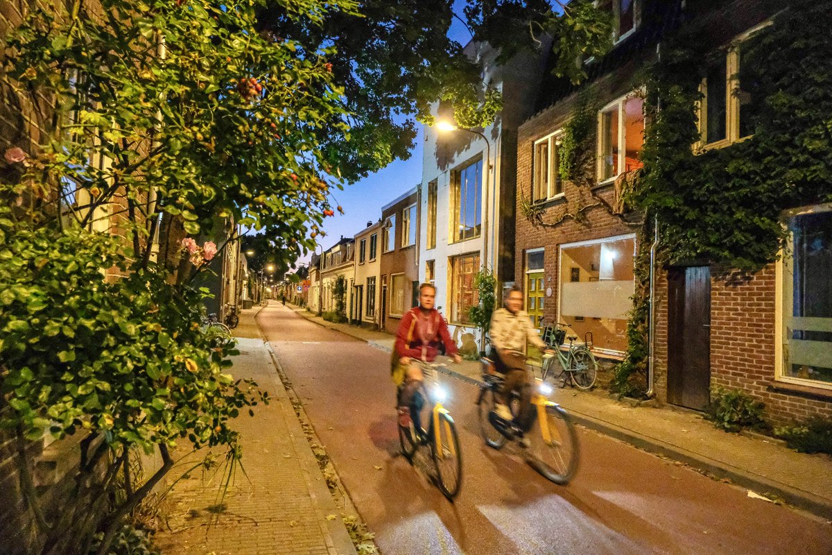 modacitylife's tweet image. Pedal through any Dutch city, and it feels like it’s always been filled with red cycle paths. But the fact is none of this cycling infrastructure existed before 1975, when a trial project in Tilburg set a national standard for legibility, comfort and status for people on bikes.🧵