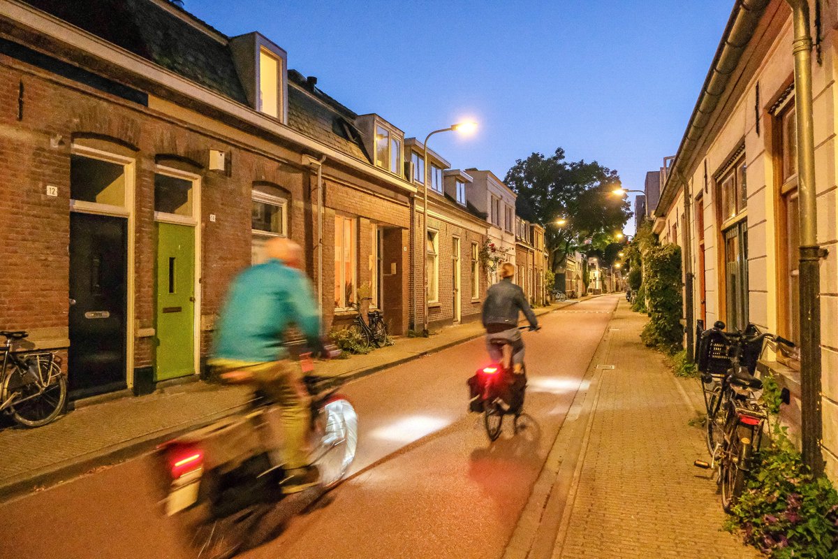 modacitylife's tweet image. Pedal through any Dutch city, and it feels like it’s always been filled with red cycle paths. But the fact is none of this cycling infrastructure existed before 1975, when a trial project in Tilburg set a national standard for legibility, comfort and status for people on bikes.🧵