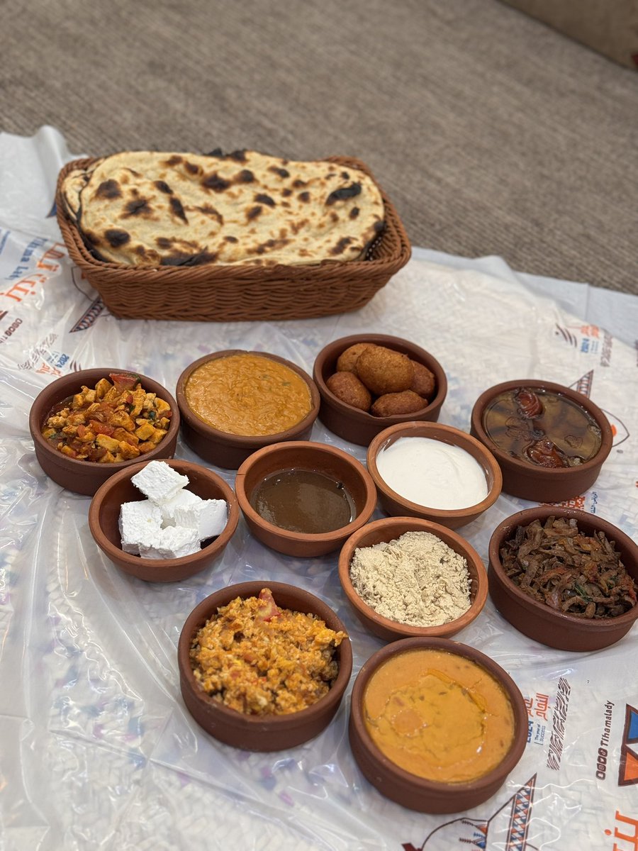 althwaq_co's tweet photo. من الرياض تقدر تعيش جو الجنوب بنكهاته 🍲
مطعم بنت تهامة ياخذك برحلة لجبال تهامة وأطباقها👌🏻

جربت بكج فطور بنت تهامة وفيه كل شيء: عريكة، كبدة، مقلقل، شكشوكة، فول، عدس، زلابية ونواشف.. فطور مشبع يفتح النفس 🤩

تجربة ما هي بس أكل.. هي نكهات تسافر فيك للجنوب💚 https://t.co/0qAlpI75qa